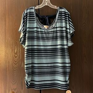 Lavish plus capped sleeved top. Navy blue with aqua colored pattern. Size 2XL